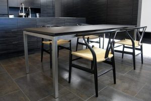 熱海のヴィラ　オリジナルデザインのテーブル
