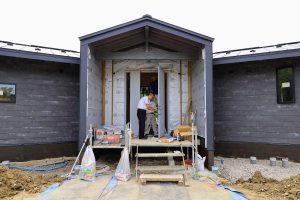 長南町のヴィラ　玄関ドア取付